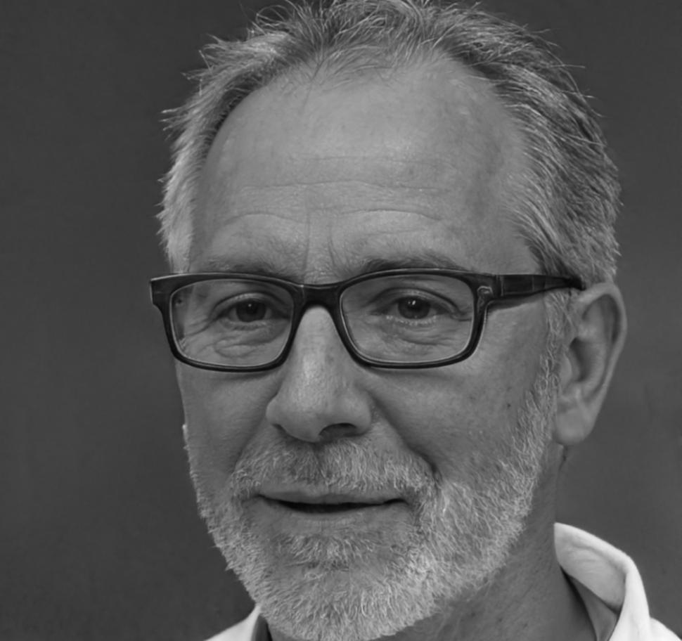 Retrato profesional de Esteban Morales, consultor financiero especializado en formación empresarial